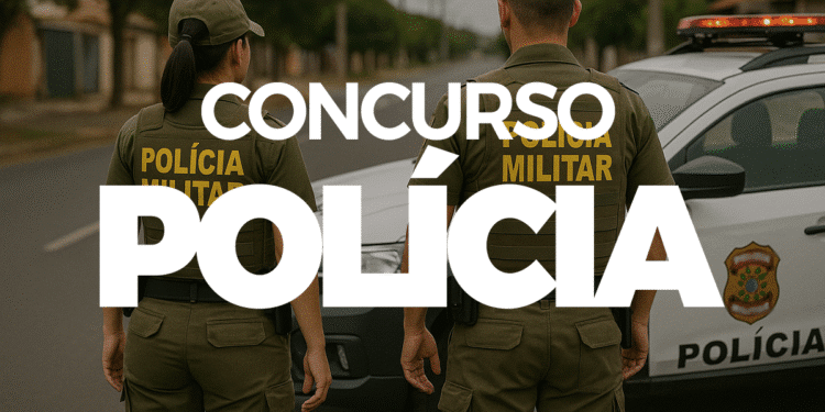 Policiais militares baianos de costas exibindo distintivos oficiais durante serviço com viatura característica