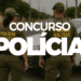 Policiais militares baianos de costas exibindo distintivos oficiais durante serviço com viatura característica
