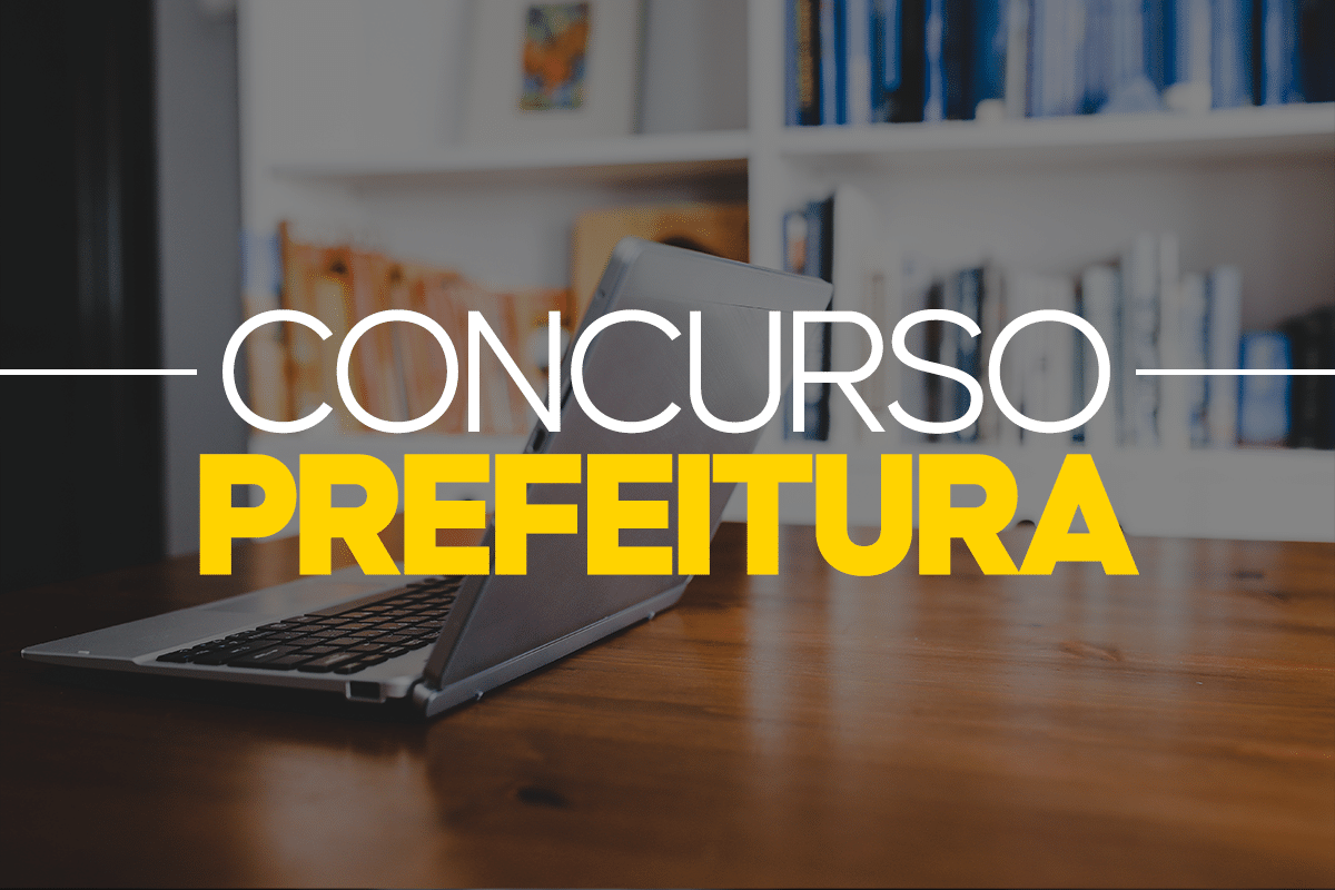  Computador em mesa com texto Concurso Prefeitura em destaque amarelo e branco.