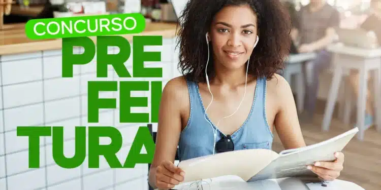 Candidata estudando para concurso público de prefeitura em ambiente descontraído com materiais de estudo