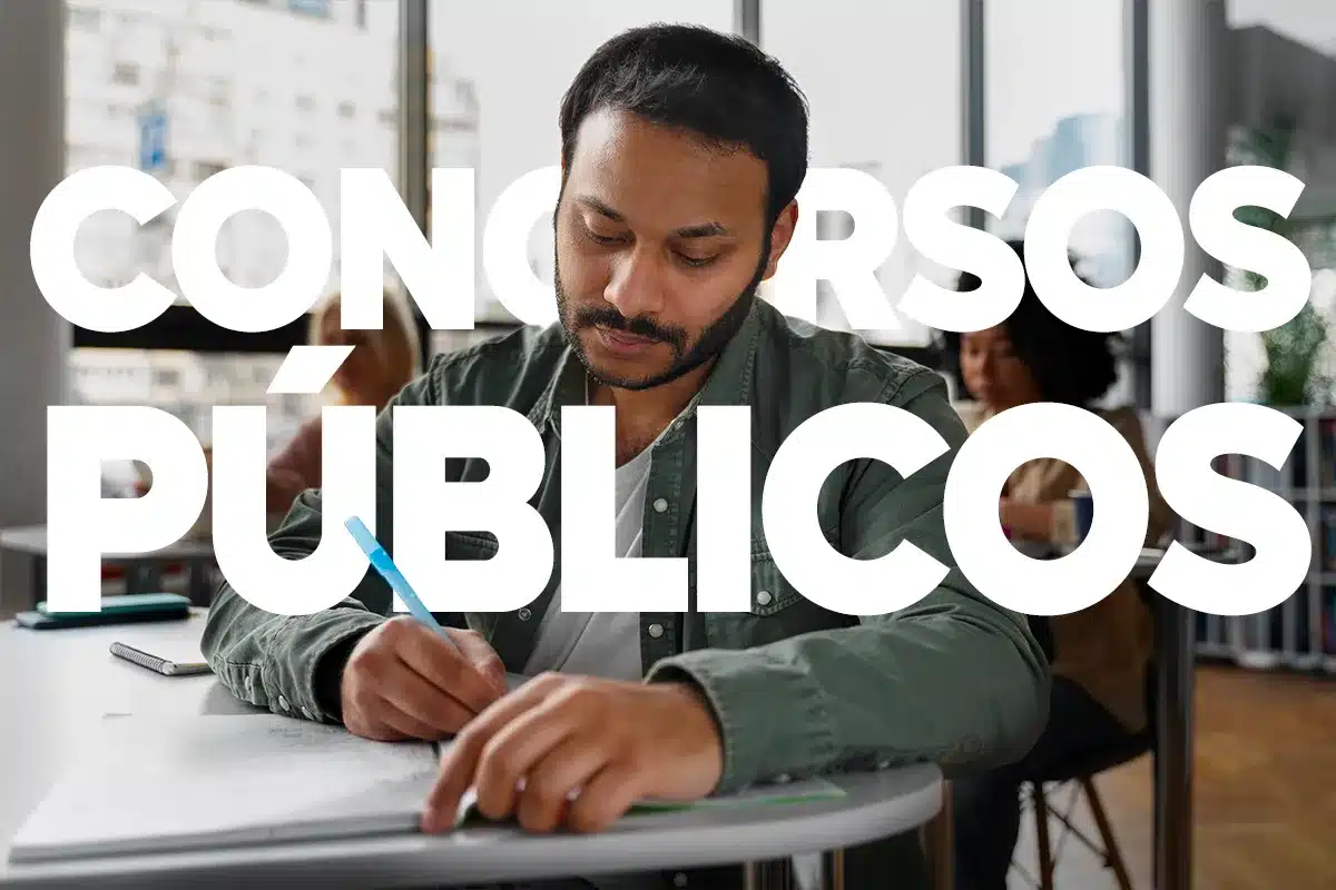 Candidato realizando prova escrita de concurso público para Tribunal de Contas