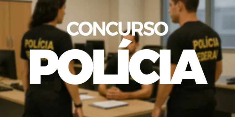 Três policiais federais em sala de reunião com adesivo de concurso polícia