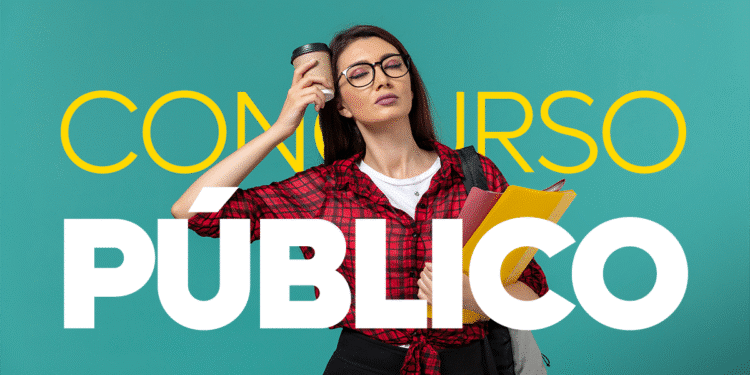 Jovem com óculos e camisa vermelha segura pasta, copo de café, sinal de cansaço ao estudar para concurso público