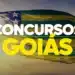 Bandeira de Goiás tremulando com o texto "CONCURSOS GOIÁS", representando as oportunidades de serviço público no estado.