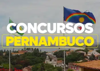 Bandeiras do Brasil e de Pernambuco tremulando sobre a vista de Olinda e Recife. Imagem de destaque para o Concurso Público Unificado PE 2026.