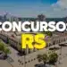 Vista aérea do centro histórico de cidade no Rio Grande do Sul com destaque para texto concursos RS