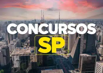 Vista da aérea da cidade de São Paulo ao entardecer, com o texto 'CONCURSOS SP' sobreposto, ilustrando os concursos de SP