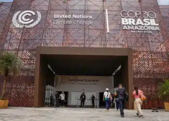 Entrada do evento COP30 Brasil, Amazonas, em Belém, com visitantes entrando no local.