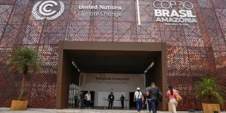 Entrada do evento COP30 Brasil, Amazonas, em Belém, com visitantes entrando no local.
