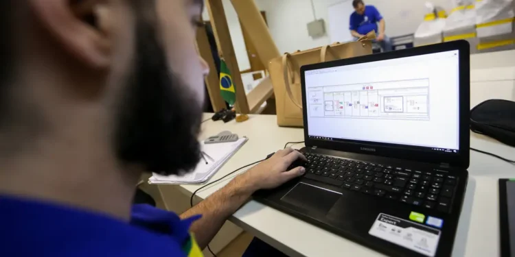 Homem observando fluxograma na tela de notebook Samsung em ambiente de escritório
