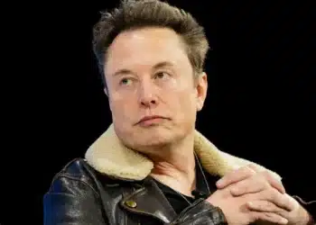 Retrato de Elon Musk, o homem mais rico do mundo, com uma fortuna estimada em US$ 497 bilhões, vestindo um casaco de couro com gola de pele.