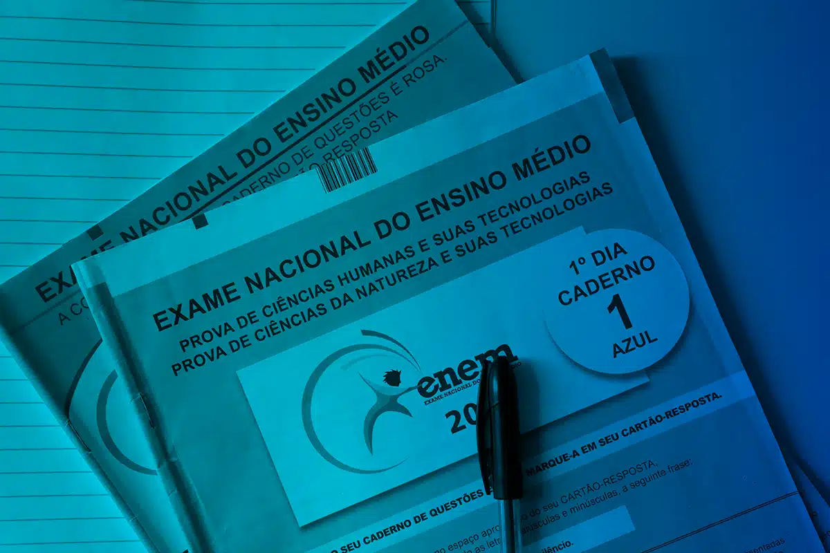 Prova Enem 1º Dia: Redação, Linguagens e Ciências Humanas - A Chave para um Bom Desempenho Caderno de Provas do Enem, 1º Dia (Azul), com caneta escura, destacando as áreas de Ciências Humanas, Ciências da Natureza e a importância da redação de 1000 pontos.