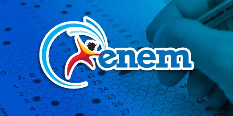 Logo do ENEM sobre uma folha de respostas de prova sendo preenchida por um candidato.