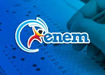 Folha de respostas do ENEM sendo preenchida à caneta, com logo oficial do ENEM sobreposta.Folha de respostas do ENEM sendo preenchida à caneta, com logo oficial do ENEM sobreposta.