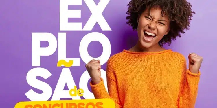 Mulher negra feliz com suéter laranja comemorando notícia sobre explosão de concursos públicos com fundo roxo