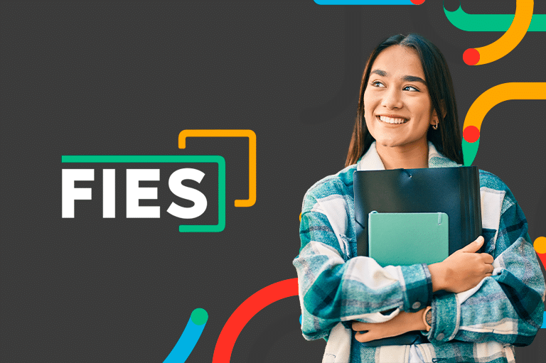 Jovem segurando cadernos, simbolizando os próximos passos para os pré-selecionados do FIES e a fase de comprovação de documentos.