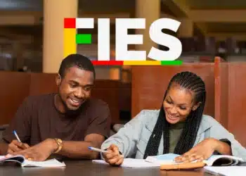 Estudantes sorrindo enquanto estudam juntos, representando o programa FIES 2025 e a lista de espera publicada pelo Inep.