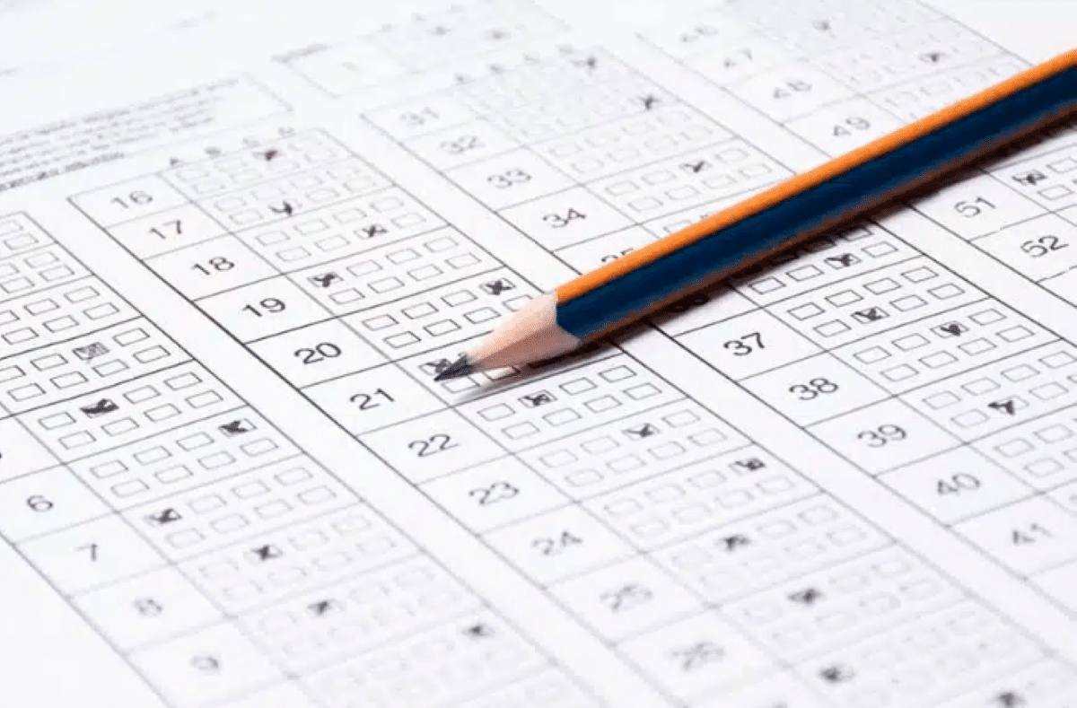 Editais com mais de 2.000 vagas encerram inscrições nesta sexta-feira Lápis sobre cartão de respostas de prova de múltipla escolha