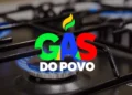Fogão a gás com chama azul acesa e logo colorido com texto "Gas do Povo"