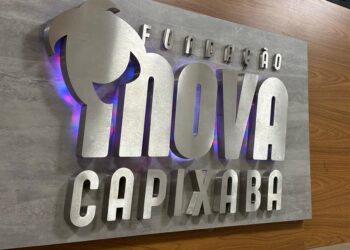 Logo e placa oficial da Fundação iNova Capixaba responsável pelo concurso com 900 vagas no ES