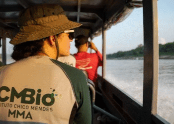 Servidora do ICMBio em expedição fluvial durante missão de conservação ambiental.
