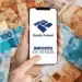 Aplicativo da Receita Federal exibido em smartphone sobre notas de real, representando consulta ao lote residual da restituição do Imposto de Renda.