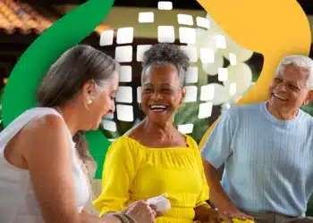 Grupo de aposentados felizes comemorando com logotipo do INSS sobreposto representando benefícios previdenciários.