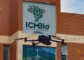 Drone preto voando próximo a fachada de prédio com placa do ICMBio Instituto Chico Mendes MMA