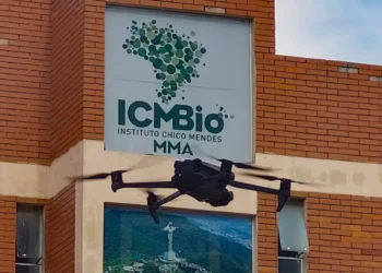 Drone preto voando próximo a fachada de prédio com placa do ICMBio Instituto Chico Mendes MMA