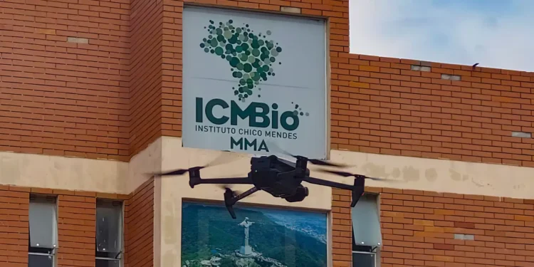 Drone preto voando próximo a fachada de prédio com placa do ICMBio Instituto Chico Mendes MMA
