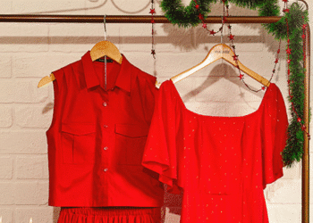 Roupas vermelhas penduradas em cabideiro decorado para o Natal.