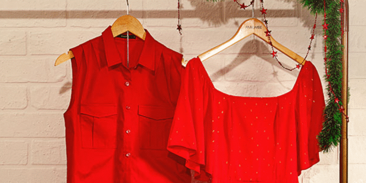Roupas vermelhas penduradas em cabideiro decorado para o Natal.