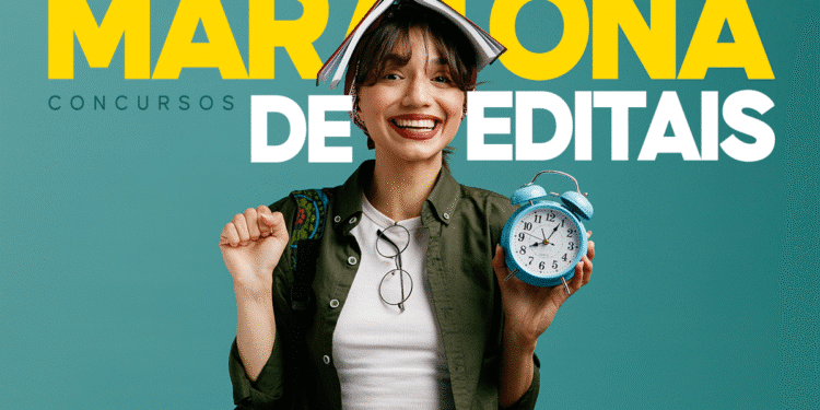 Jovem sorridente segurando relógio azul, com livro aberto sobre a cabeça em fundo azul e texto amarelo destacando maratona de editais.