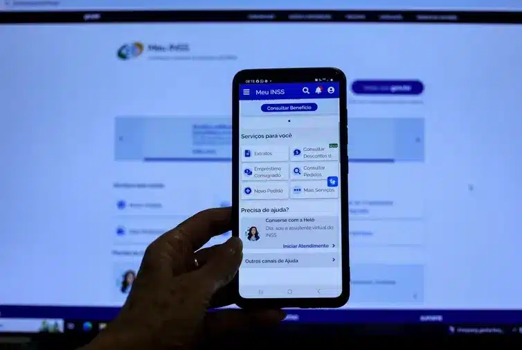 Meu INSS Pessoa acessando o portal Meu INSS no celular, visualizando o extrato de pagamento.
