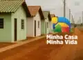 Imagem do programa Minha Casa, Minha Vida com casas populares e o logo oficial do programa.