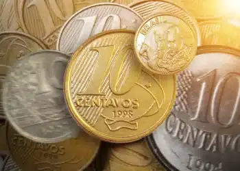 Moedas brasileiras raras de 10 centavos dos anos 1998 e 1999 sobre outras moedas
