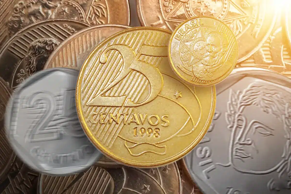 Moedas Foto de moedas brasileiras de 25 centavos com detalhes em relevo e fundo desfocado
