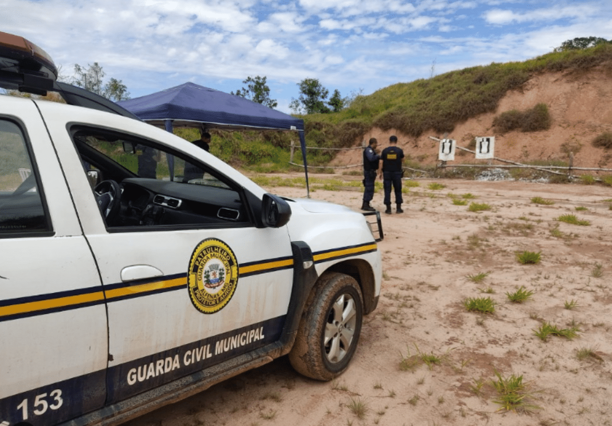 Viatura da Guarda Civil Municipal de Alfenas e agentes em treinamento de tiro ao ar livre.