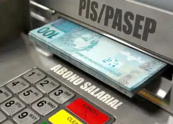 Notas de cem reais saindo de caixa eletrônico com as palavras PIS/PASEP e Abono Salarial destacadas.
