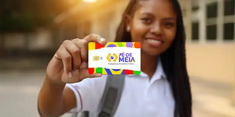 Estudante segurando o cartão do programa Pé-de-Meia, iniciativa de poupança para alunos do ensino médio.