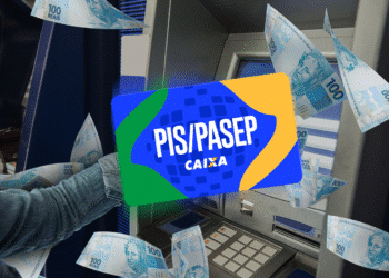 Caixa eletrônico dispensando múltiplas notas de cem reais com logo PIS-PASEP flutuando representando saque do abono salarial
