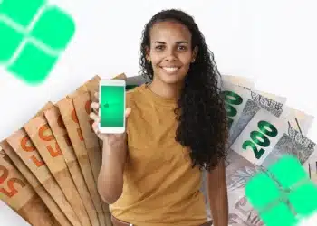 Pessoa sorrindo segurando um celular com o logo do Pix, enquanto há notas de dinheiro ao fundo, simbolizando o pagamento do auxílio de R$ 750 pela Caixa Econômica Federal.