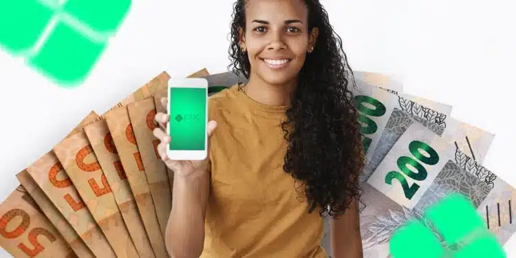 Pessoa sorrindo segurando um celular com o logo do Pix, enquanto há notas de dinheiro ao fundo, simbolizando o pagamento do auxílio de R$ 750 pela Caixa Econômica Federal.