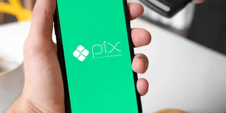 Smartphone exibindo a tela inicial do Pix, com o logo "Pix - powered by Banco Central", representando o sistema de pagamentos instantâneos e a nova capacidade de rastreamento de fraudes.