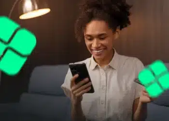 Mulher sorridente usando smartphone, com o logo do Pix em destaque, representando a segurança e a nova funcionalidade de devolução em caso de fraudes.