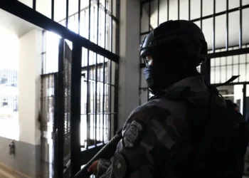 Agente de segurança em operação na prisão, relacionado aos concursos Polícia Penal e Polícia Militar.