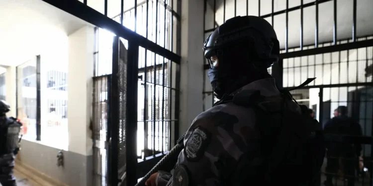 Agente de segurança em operação na prisão, relacionado aos concursos Polícia Penal e Polícia Militar.