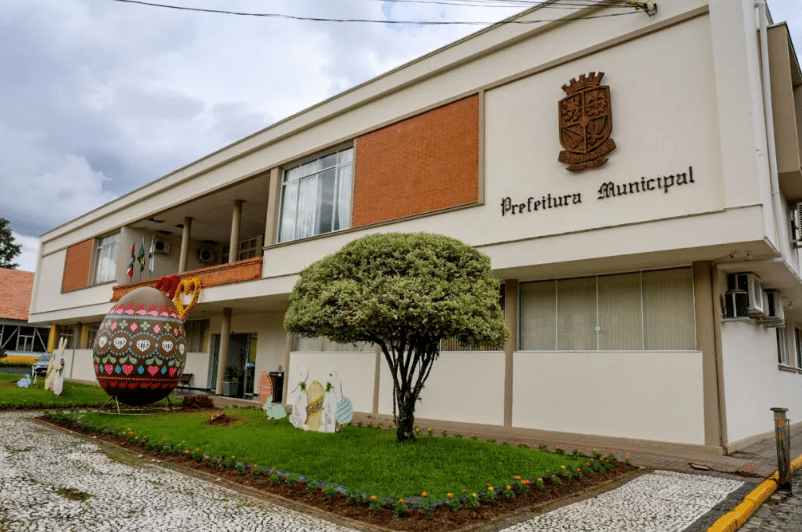 Prefeitura de Pomerode-SC encerra inscrições do edital neste domingo Fachada da Prefeitura Municipal de Pomerode-SC com decoração externa e jardim