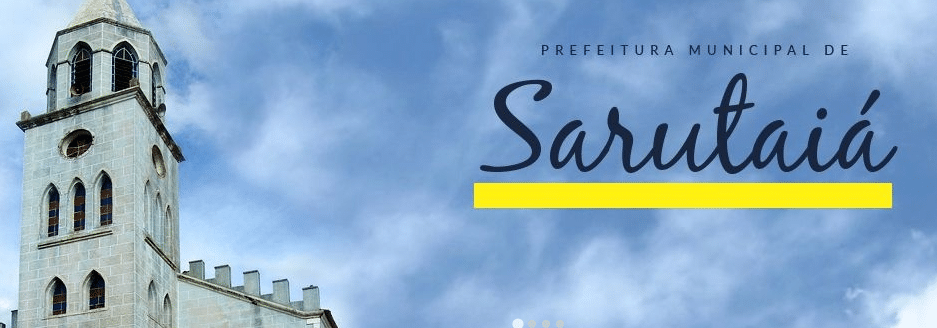 Fachada de prédio da Prefeitura de Sarutaiá–SP com céu ao fundo