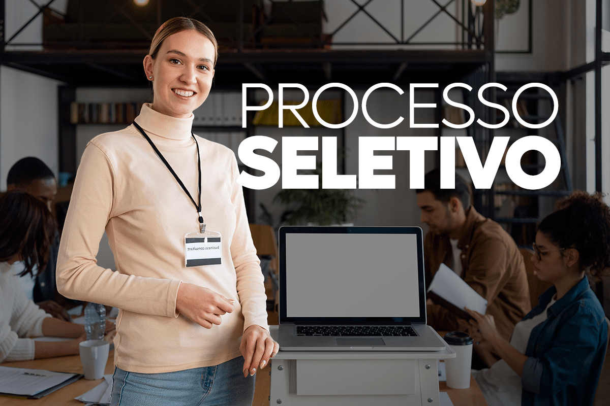 Candidata com crachá em ambiente de processo seletivo da Prefeitura de Bandeirante em Santa Catarina